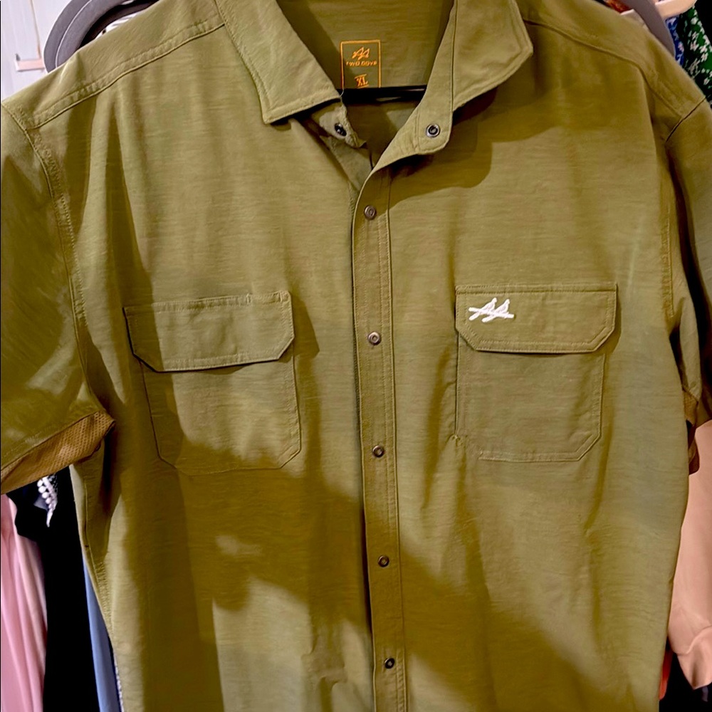 Green Casual Button Down Shirt with Collared Neckline